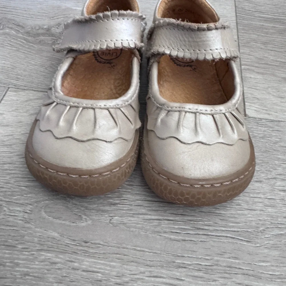 Livie & Luca Girls Metallic Champagne Gold Leather Ruffle Mary Jane Shoes Size 8